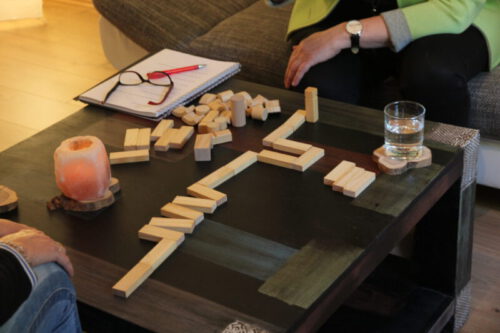 Monika Kreyenborg Kreative Psychotherapie Bottrop - Bild aus der Sitzung mit der Kraftboxx