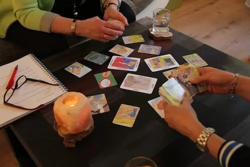 Monika Kreyenborg Kreative Psychotherapie Bottrop - Bild aus der Sitzung mit Karten