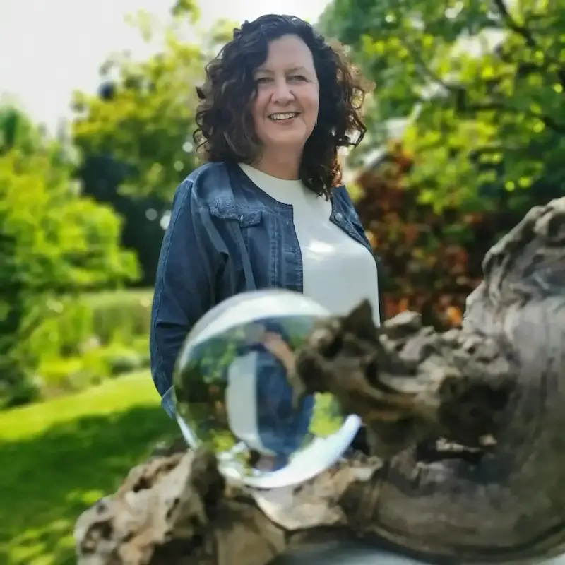 Monika Kreyenborg Portrait mit Glaskugel Perspektivenwechsel